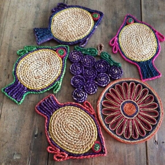 6 Vtg Woven Straw Trivets Grapes Fish Circle Round Tropical DAMAGED Under Plate - Picture 1 of 10